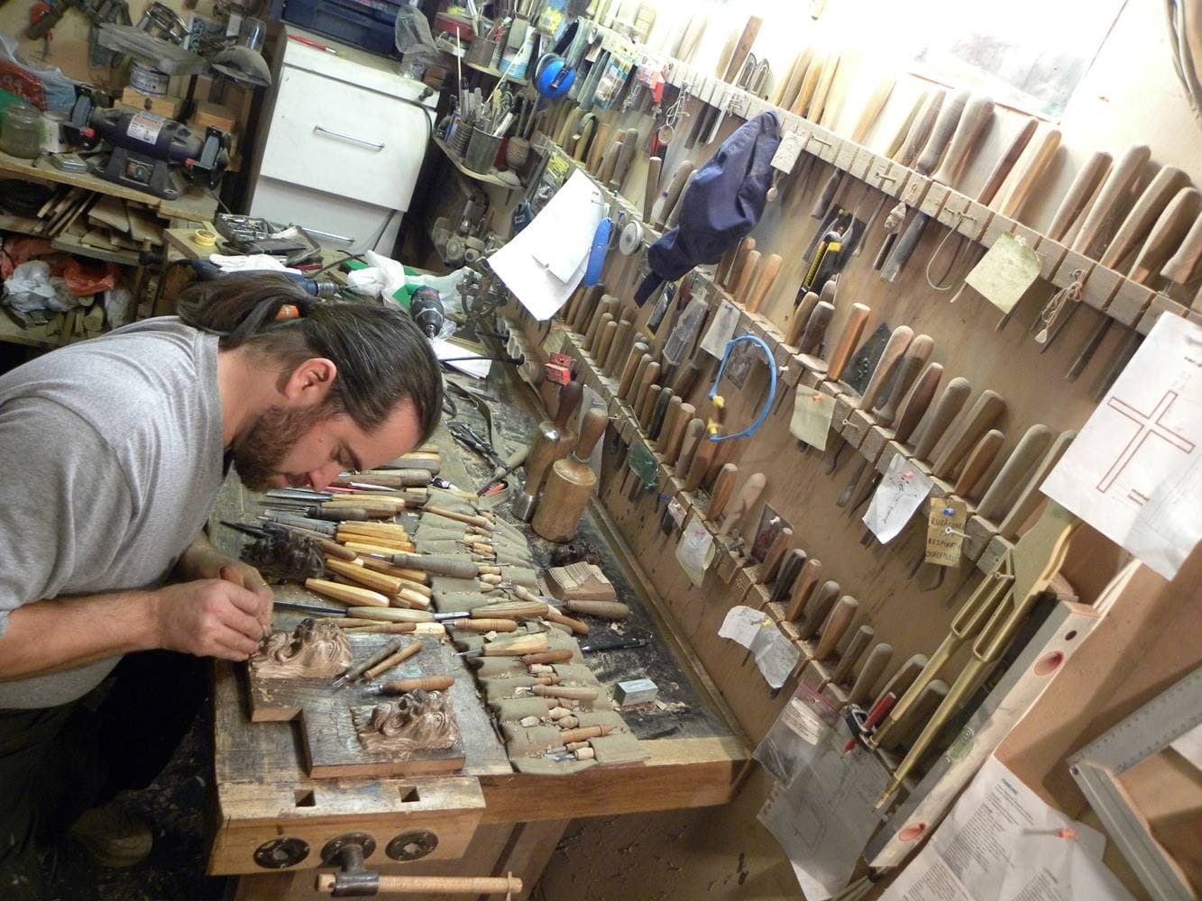 Atelier Paul Botescu — detaliu lucrare sculptata in lemn