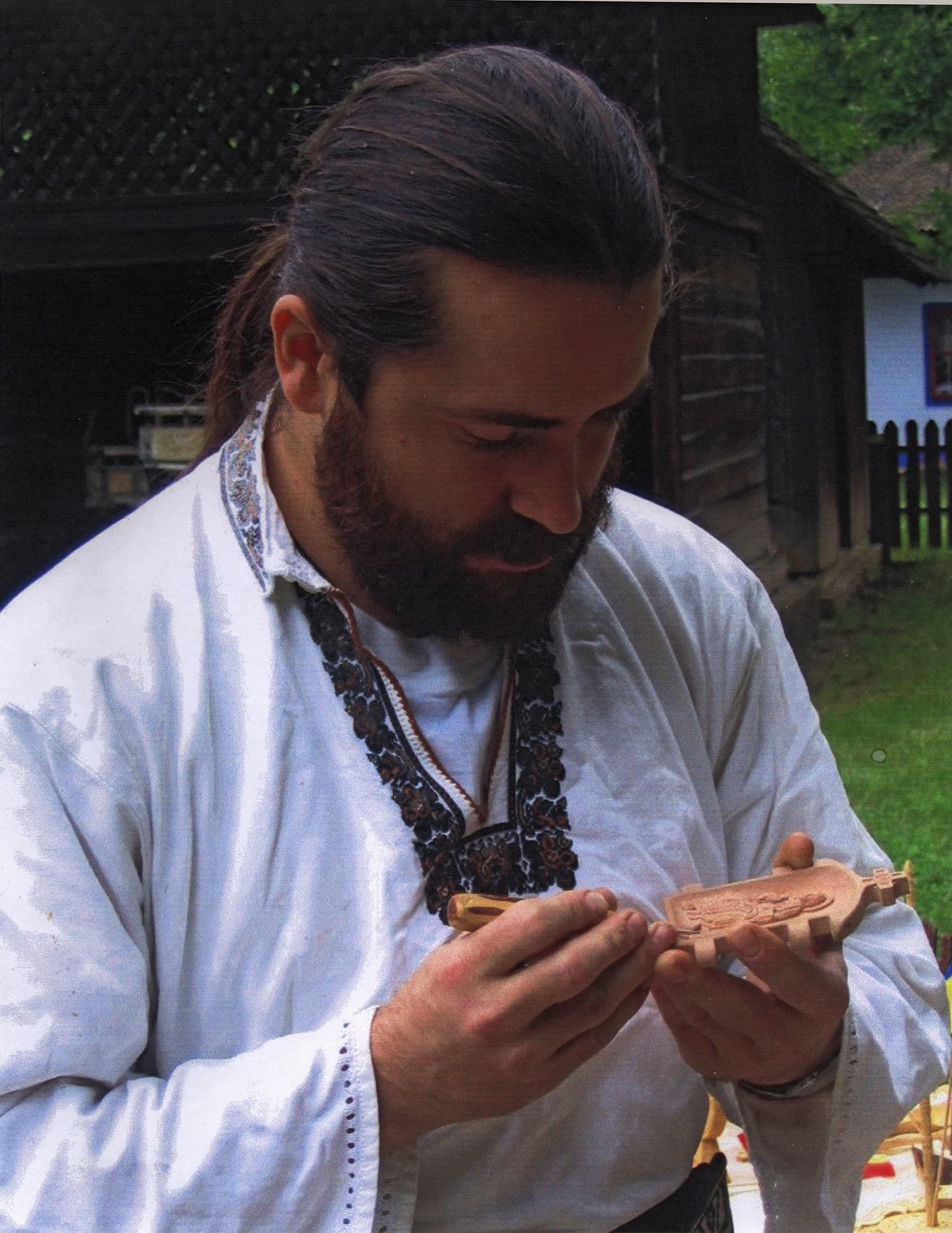Paul Botescu, sculptor in lemn, in atelier
